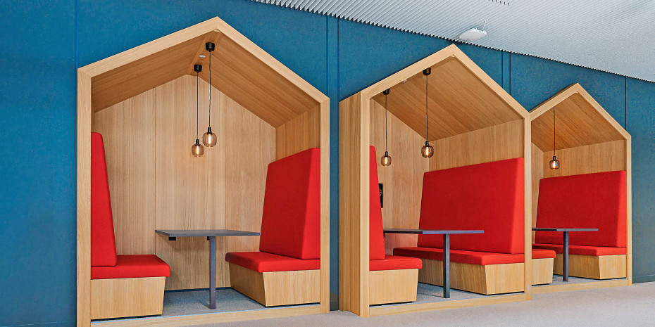 Arbeiten im Corporate Design:&nbsp;Diese Meeting Areas lehnen sich inder Optik an das Konglomerat des&nbsp;Bauhaus-Auftritts an.