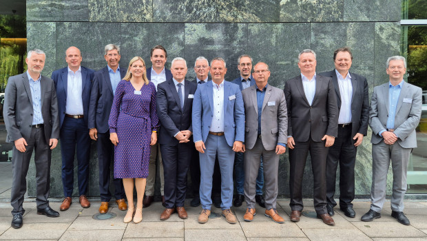 Der neu gewählte Vorstand der Deutschen Bauchemie im Gruppenbild mit Dame, die allerdings nicht Mitglied des Gremiums ist, sondern die Geschäftsführerin des Verbands, Ina Hundhausen. Die Herren auf dem Bild (v. l.): Dr. Dieter Köster, Dr. Clemens von Trott zu Solz, Ulrich Meyer, Dirk Sieverding, Peter Summo, Johann Hafner, Sebastian Kammerer, Dr. Jörg Leuninger, Harald Lüdtke, Holger Sommer, Prof. Dr. Josef Felixberger und Dr. Hubert Motzet.