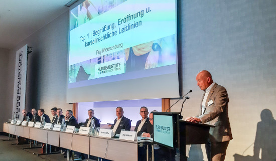 Boy Meesenburg (r.) verkündet „die Vertrauenskrise bei den Banken fürs Bauen, jetzt haben wir die Nachfragekrise im privaten Bau“.