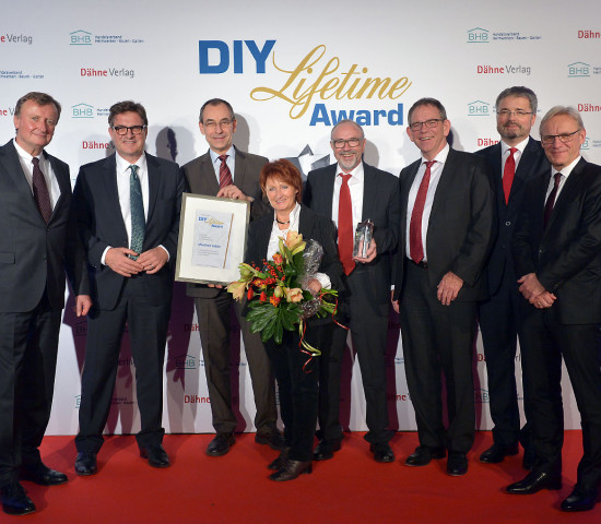 Große Bühne für Manfred Valder und seine Frau (v. l.): Dietrich Alberts, IVG-Geschäftsführer Johannes Welsch, Marc Dähne, Geschäftsführer Dähne Verlag, Ralf Rahmede, Geschäftsführer Herstellerverband Haus und Garten, BHB-Geschäftsführer Peter Wüst und BHB-Präsident und Toom-Geschäftsführer Detlef Riesche. Große Bühne für Manfred Valder und seine Frau (v. l.): Dietrich Alberts, IVG-Geschäftsführer Johannes Welsch, Marc Dähne, Geschäftsführer Dähne Verlag, Ralf Rahmede, Geschäftsführer Herstellerverband Haus und Garten, BHB-Geschäftsführer Peter Wüst und BHB-Präsident und Toom-Geschäftsführer Detlef Riesche.