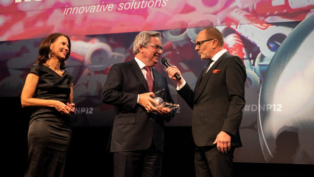 Prof. Klaus Fischer (Mitte) erhält die Auszeichnung zum Deutschen Nachhaltigkeitspreis von Stefan Schulze-Hausmann, Vorstandsvorsitzender der Stiftung Deutscher Nachhaltigkeitspreis e. V. (r.) und Rita Schwarzelühr-Sutter, Parlamentarische Staatssekretärin im Bundesumweltministerium.