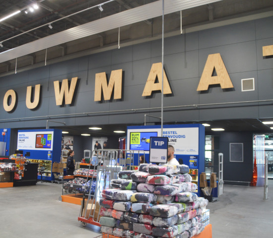 Bouwmaat wendet sich ausschließlich an Profikunden. Vier Franchisenehmer betreiben 45 Standorte, davon sieben in Amsterdam. 
