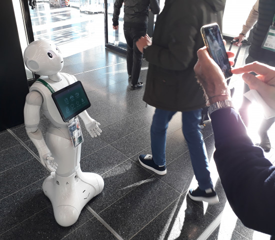 Auch ein kleiner Roboter hat sich unter die Ambiente-Besucher gemischt...
