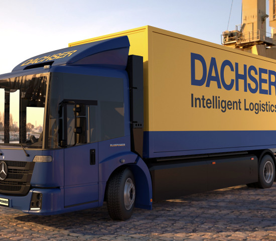 Der erste Wasserstoff-Lkw „Blue Power“ im Praxiseinsatz beim Logistikunternehmen.