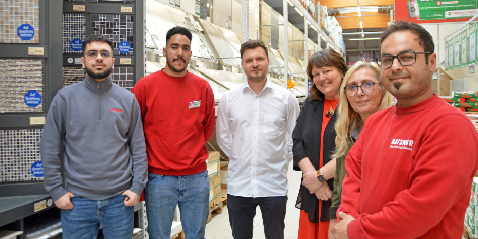 Personalleiterin Claudia Fischer-Curdts (3. v. r.), Baustoffhandelsleiterin Deniz Segenschmidt und Baumarktleiter Thomas Bogatscher schaffen eine integrierende Atmosphäre.