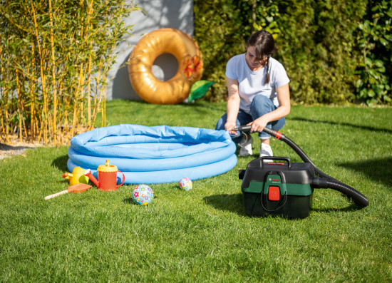 Der Nass-Trockensauger Advanced Vac 18V-8 ist lässt sich auf eine Gebläsefunktion umschalten, zum beispielsweise zum Befüllen eines Plantschbeckens.&nbsp;