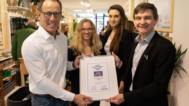 Ehrung in Köln (vl. l.): Hans-Joachim Kleinwächter, Geschäftsführer Category Management von Toom Baumarkt, nimmt zusammen mit Ribanna Jansen, Junior Category Managerin, und Sonja Schuler, Assistentin der Geschäftsführung Category Management, die Urkunde aus den Händen von diy-Redakteur Rainer Strnad entgegen. Ehrung in Köln (vl. l.): Hans-Joachim Kleinwächter, Geschäftsführer Category Management von Toom Baumarkt, nimmt zusammen mit Ribanna Jansen, Junior Category Managerin, und Sonja Schuler, Assistentin der Geschäftsführung Category Management, die Urkunde aus den Händen von diy-Redakteur Rainer Strnad entgegen.