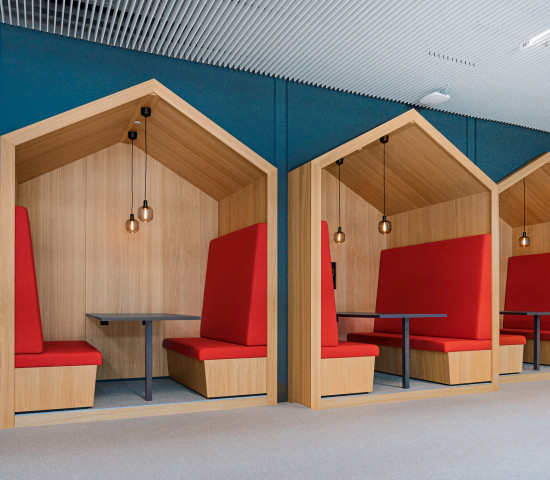 Arbeiten im Corporate Design: Semi-closed Meeting Areas dienen der temporären Zusammenarbeit und für Besprechungen im kleinen Kreis und lehnen sich in Form und Optik an das "Konglomerat" genannte Bauhaus-Logo an.&nbsp;