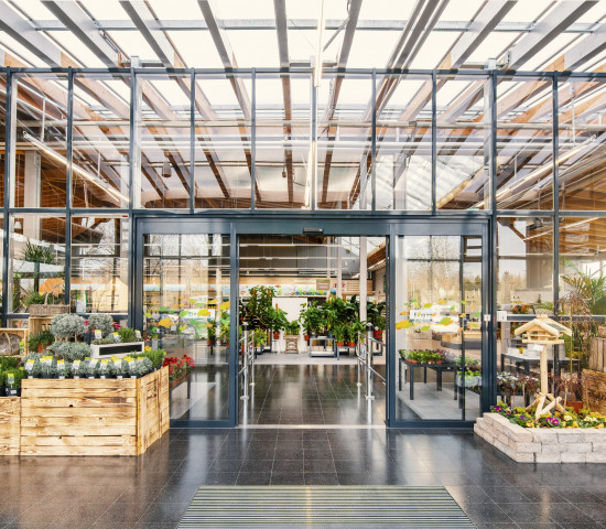 Der Markt erhielt unter anderem ein modernes Portal, das die Besucher in den lichtdurchfluteten Eingangsbereich führt, in dem Pflanzen präsentiert werden.