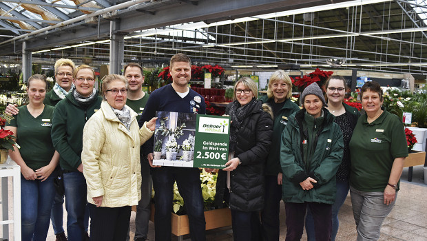 Dehner-Marktleiter Holger Zimmer (Mitte) und die Mitarbeiter des Dehner-Marktes Hamburg (Marmstorf) bei der Spendenübergabe an die Leiterinnen der Ausgabestelle Buchholz der Harburger Tafel Maria Hansmann (l.) und Julia Hirschmayer (r.). (Bild: Axel-Holger Haase)