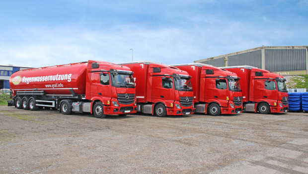Drei modernisierte, leuchtend rote Sattelauflieger und ein Silofahrzeug stehen dem Unternehmen nun zur Verfügung.&nbsp;
