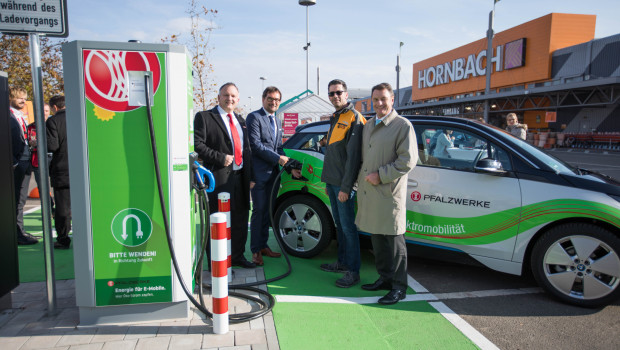 René Chassein (Vorstand Pfalzwerke), Manfred Kummer (Vorstand Hornbach Immobilien AG), Heiko Ottosen (Marktleiter in Bornheim) und Dr. Werner Hitschler (Vorstand Pfalzwerke) nahmen die neuen Ladesäulen in Bornheim in Betrieb. René Chassein (Vorstand Pfalzwerke), Manfred Kummer (Vorstand Hornbach Immobilien AG), Heiko Ottosen (Marktleiter in Bornheim) und Dr. Werner Hitschler (Vorstand Pfalzwerke) nahmen die neuen Ladesäulen in Bornheim in Betrieb.