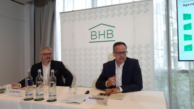 BHB-Geschäftsführer Peter Wüst (l.) und René Haßfeld, CEO von Toom Baumarkt und BHB-Vorstandssprecher, bei der Jahrespressekonferenz in Köln.