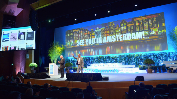 John Herbert (l.) und Ralf Rahmede, die Geschäftsführer von Edra und Fediyma, verabschiedeten die knapp 1.000 Teilnehmer des Summit und luden sie für nächstes Jahr nach Amsterdam ein.