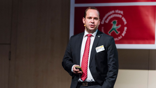 Johannes Lensges, Bereichsleiter Vertrieb Hagebau-Fachhandel, stellt das neue Generalistenvertriebssystem auf dem Hagebau-Forum vor.