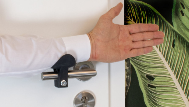 Der hygienische Klinkenaufsatz EH 2240 ist gleich in zwei Kategorien ausgezeichnet worden. Der hygienische Klinkenaufsatz EH 2240 ist gleich in zwei Kategorien ausgezeichnet worden.