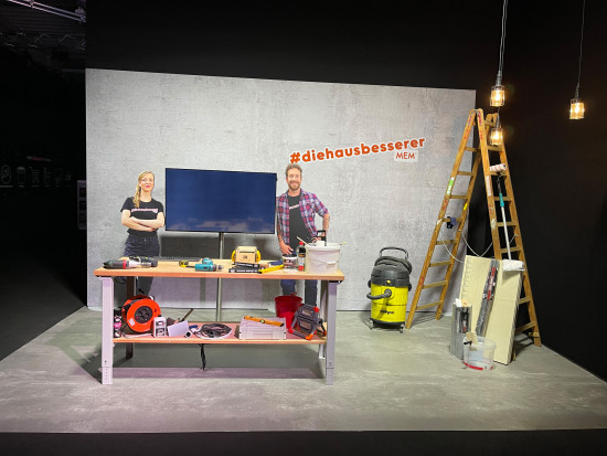 Die Hausbesserer Jasmin und &nbsp;Heiko erklären in verschiedenen Videos, wie Mem-Produkte richtig an­ge­wendet werden und welche Mög­lichkeiten sie Heimwerkern bieten.&nbsp;