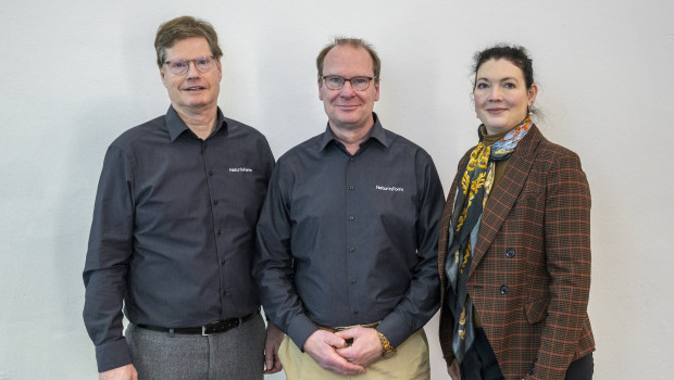 Die beiden Geschäftsführer Pia Hobeck (r.) und Horst Walther (l.) begrüßen Edward Robinson bei Naturinform. Die beiden Geschäftsführer Pia Hobeck (r.) und Horst Walther (l.) begrüßen Edward Robinson bei Naturinform.