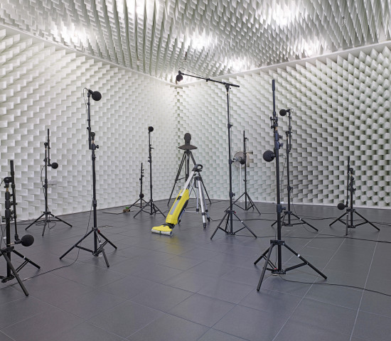 Blick in das Soundlabor: Hier wird jedes Produkt mindestens einmal hinsichtlich seiner Lautstärke und seines Sounddesigns überprüft. Blick in das Soundlabor: Hier wird jedes Produkt mindestens einmal hinsichtlich seiner Lautstärke und seines Sounddesigns überprüft.