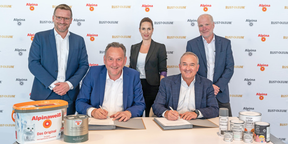 Die Vertragsunterzeichnung besiegelt die Kooperation von Alpina mit Rust-Oleum. Mit dabei (v. l.) von Alpina Geschäftsführer Thomas Sump, Peter Stechmann, Vorsitzender der Geschäftsführung, und Marketingleiterin Katharina Tillmann; von Rust-Oleum John Kavanagh, President, International – RPM Consumer Group, und Andrew White, CEO Rust-Oleum EMEA.