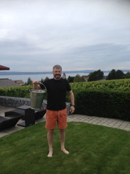 Dr. Peter Wüst (BHB) erfüllt die ALS Ice Bucket Challenge: Anspannung, ...