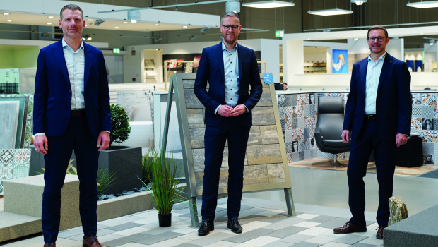 Verkaufsleiter Markus Kern (Mitte) mit den beiden Beinbrech-Geschäftsführern&nbsp;Georg Böcking (rechts) und Sebastian Flederer (links)&nbsp;bei der Verabschiedung am Unternehmens-Stammsitz.