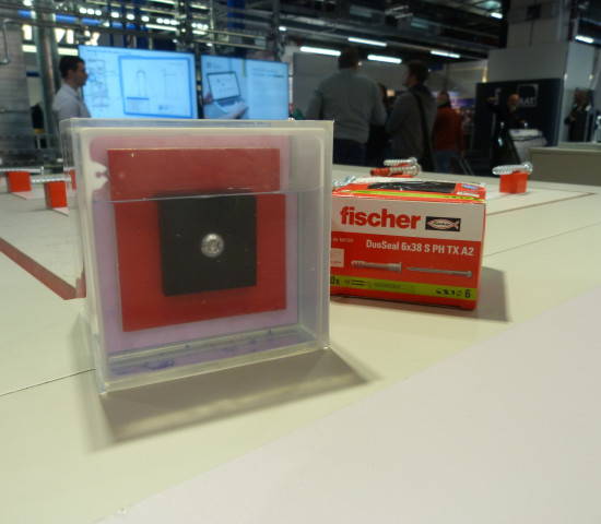 Der Duoseal-Dübel eignet sich besonders gut zur Befestigung in Nassräumen, wie Fischer auf seinem Stand demonstrierte.