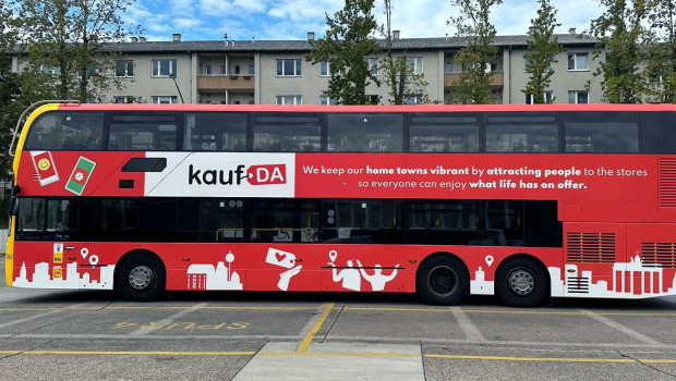 Bonial stellt seine neue Unternehmenspurpose vor und setzt auf großflächige Buswerbung in Berlin. Auf einer Buslinie wirbt das Unternehmen mit dem Satz "Keeping our home towns vibrant" für die Plattform Kauf Da.&nbsp;