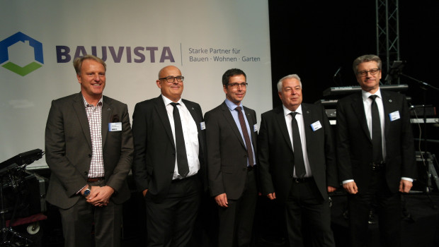 Aufsichtsrat und Geschäftsführung von Bauvista vor dem neuen Namen und dem neuen Logo der Kooperation.