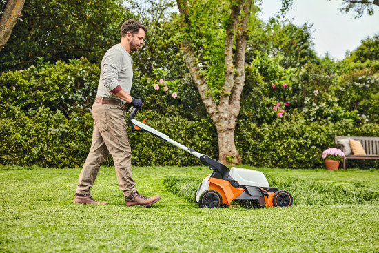 Rasenmähen wird von rund einem Drittel der Gartenbesitzer als lästig empfunden. Gleichzeitig erkennen sie das Entlastungpotenzial eines Rasenmähers an.
