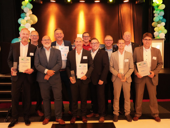 Ralf Hülsmann (Stroetmann Tiernahrung), Jörg Kronenberg (Bauvista), Johannes Häringslack (Bauvista), Peter Stechmann (DAW SE), Rainer Werner (Hawe), Norbert Thebille (Landfuxx), David Kennke (Bauvista), Ralf Weiß (K.E.M.), Manuel Fischer (Beko), Thorsten Waskönig (Bauvista) und Henning Fengler (Beko) bei der Verleihung der Lieferantenpreise (v. l.). Ralf Hülsmann (Stroetmann Tiernahrung), Jörg Kronenberg (Bauvista), Johannes Häringslack (Bauvista), Peter Stechmann (DAW SE), Rainer Werner (Hawe), Norbert Thebille (Landfuxx), David Kennke (Bauvista), Ralf Weiß (K.E.M.), Manuel Fischer (Beko), Thorsten Waskönig (Bauvista) und Henning Fengler (Beko) bei der Verleihung der Lieferantenpreise (v. l.).