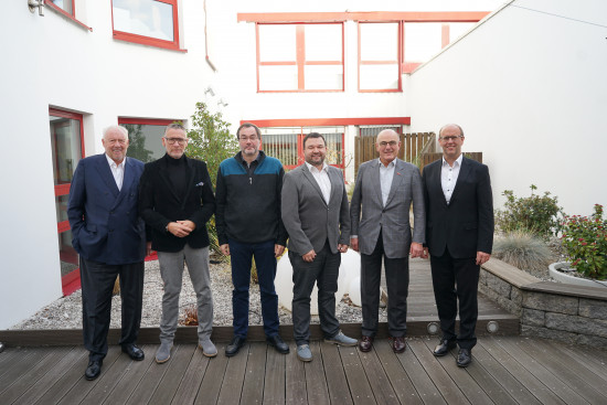 Thomas Klapproth, Tobias Gölz (3. und 4. von links), Klaus Meffert, Carsten Bollert, Dieter Meffert und Thorsten Stoffel unterzeichneten den Vertrag.&nbsp;