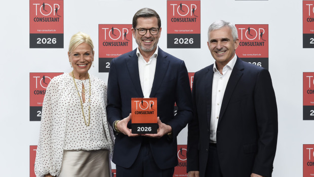 Als Mentor des Wettbewerbs hat der ehemalige Verteidigungsminister Dr. Karl-Theodor zu Guttenberg (M.) den Preisträgern Sabine und Martin Gütermann zu der Auszeichnung gratuliert.