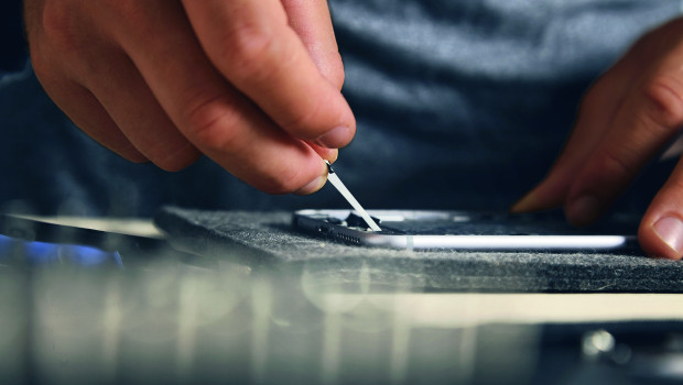 Mit den Tesa&nbsp;Bond & Detach lassen sich Akkus in Smartphones verkleben und wieder ablösen. Dies soll das Recycling vereinfachen&nbsp;und Ressourcen sparen.