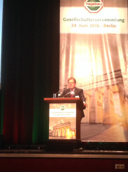 Hartmut Richter hielt heute in Berlin seine letzte Rede als Aufsichtsratsvorsitzender in einer Hagebau-Gesellschafterversammlung. Hartmut Richter hielt heute in Berlin seine letzte Rede als Aufsichtsratsvorsitzender in einer Hagebau-Gesellschafterversammlung.