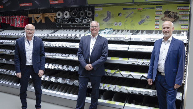 Kurt Müller (von links), Geschäftsführer Sebastian Laus und Reimund Penn bei der Verabschiedung der langjährigen Mitarbeiter.&nbsp;