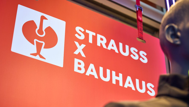 Bauhaus und Strauss realisieren jetzt ihre noch 2024 angekündigte Kooperation und richten die ersten Pop-up-Stores des Workwear-Marke ein.