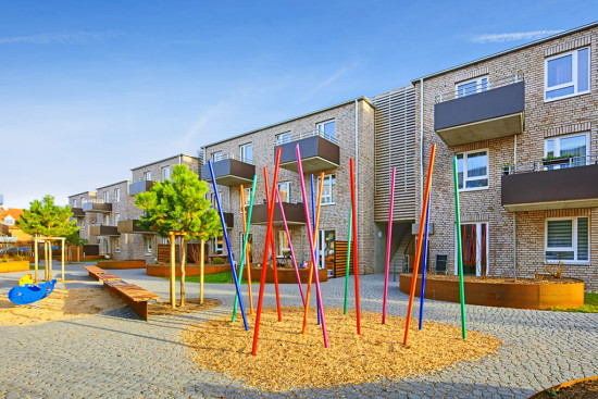 Der Konrad-A-Hof in Büdelsdorf beheimatet 47 Sozialwohnungen, die im Rahmen des Sonderprogramms „Erleichtertes Bauen“ des Landes Schleswig-Holstein gefördert wurden. 