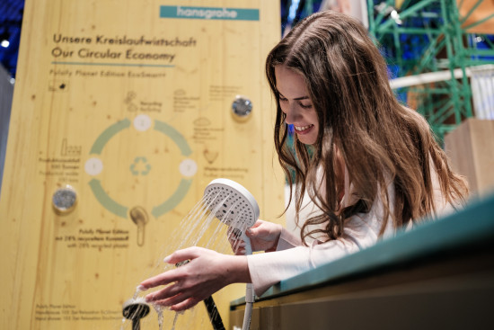 Mit modernen, sparsamen Handbrausen kann man viel Wasser sparen. 