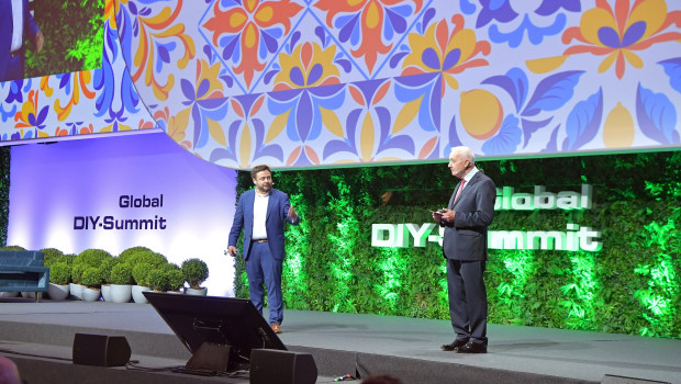 John W. Herbert (r.) und Iñaki Maillard begrüßten die Teilnehmenden.&nbsp;