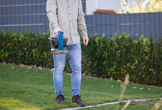 Der Akku-Handstreuer C-GSP800-X unterstützt beim Verteilen von Dünger, Saatgut und Streusalz.&nbsp;