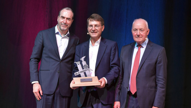 Thierry Garnier (links) und John Herbert (rechts) würdigten den Preisträger des Abends.&nbsp;