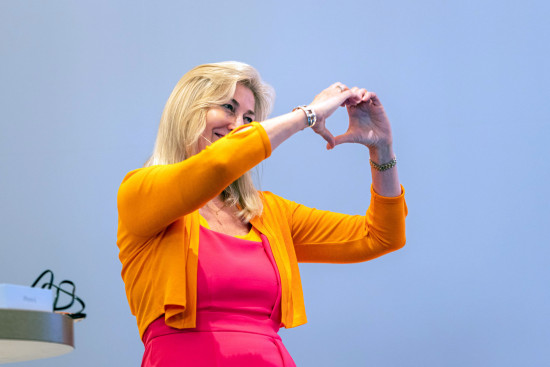 Das Herz-Zeichen hat Martina Mensing-Meckelburg schon immer gefallen. Es symbolisiert Zusammenhalt – das Fundament ihrer Arbeit.