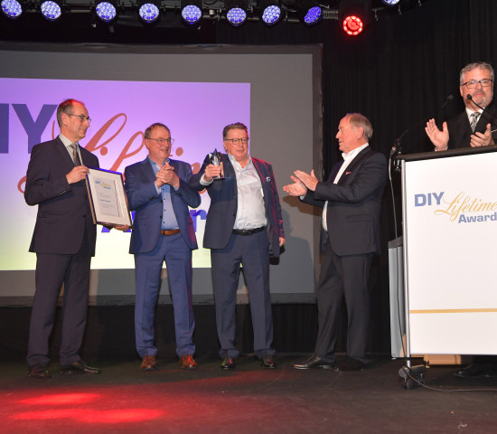 Preisverleihung in Bonn (v. l.): Verleger Marc Dähne, BHB-Präsident Franz-Peter Tepaß, Erich Huwer, Gardinia-Geschäftsführer Reinhard Heidemann und BHB-Geschäftsführer Peter Wüst.