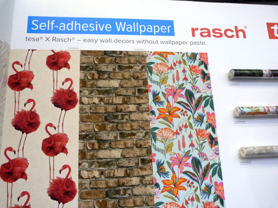 Noch ein Hingucker: eine Statement-Wand, die sich mit den neuen, selbstklebenden Tapeten&nbsp;von Tesa und Rasch gestalten lässt.