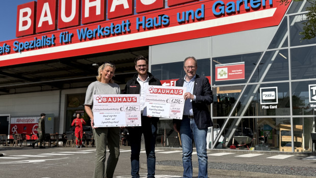 Martina Wirtz (Kiju Hennef, v.l.), Lucca Tepper (Bauhaus Hennef) und Thomas Wallau (Altenhilfe) trafen sich zur Übergabe der Spendenschecks.&nbsp;