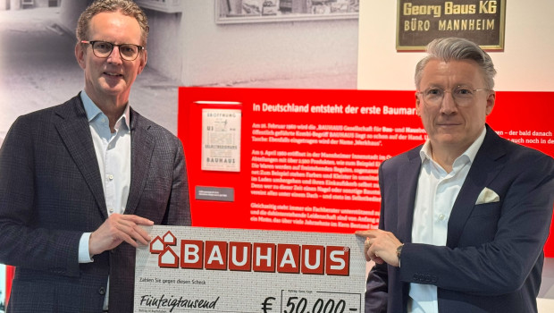 Florian Kranefuß (l.), Vorsitzender der Geschäftsführung der Haas-Mediengruppe und Vorsitzender vom „Wir wollen helfen e. V.“, hat die Spende von Daniel Barth, Chief People Officer (CPO) und Mitglied der Unternehmensleitung von Bauhaus, entgegengenommen.&nbsp;