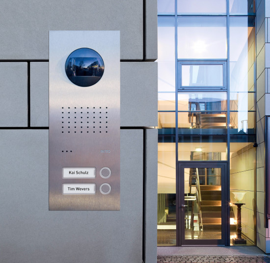 Die Optimierungsmöglichkeiten beginnen bereits vor der Haustür, beispielsweise mit dem Einbau einer Türsprechanlage inklusive Videoübertragung, die sich per App steuern lässt. &nbsp;