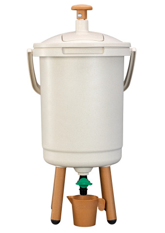 Der Bokashi Sensei Küchenkomposter eignet sich zur Entsorgung organischer Küchenabfälle – er muss bis zu vier Wochen lang nicht geleert werden.