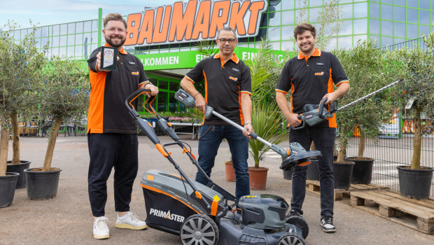 Globus Baumarkt freut sich über die Auszeichnung "Deutschlands Qualitäts-Sieger 2025" für die Gartengeräte seiner Eigenmarke Primaster (v. l.): Tim Kiefer, Amilcar Rodrigues Pires und Kim Thiel vom Team Einkauf Garten.
